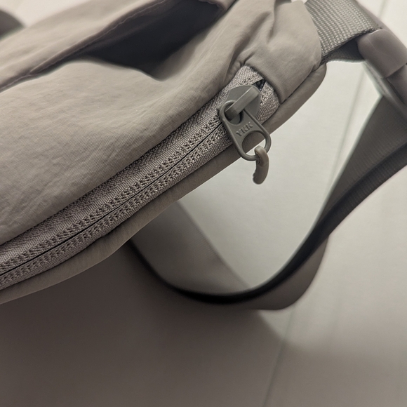 Lululemon Curved Crossbody Bag, Warm Ash Grey 3L - Picture 3 of 7